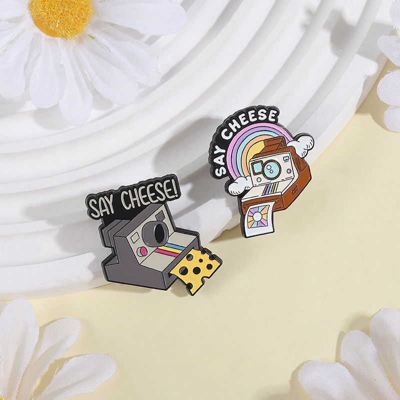 Say Cheese Camera Enamel Pins  - Vintage Fashion Photographers recension och pris