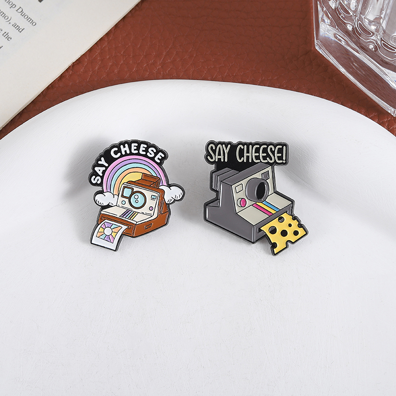 Say Cheese Camera Enamel Pins  - Vintage Fashion Photographers recension och pris